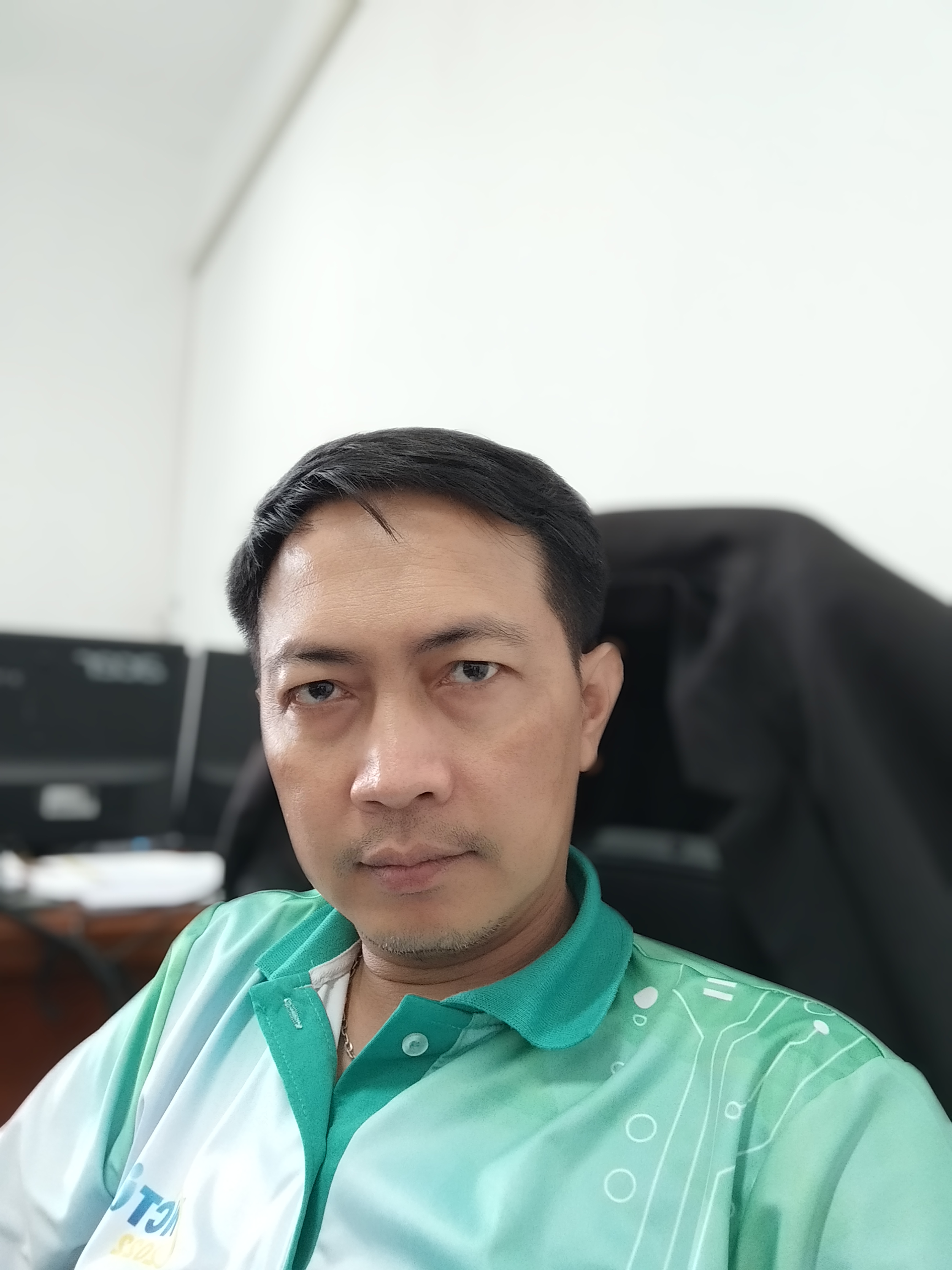 นาย อภิชาติ เหล็กดี